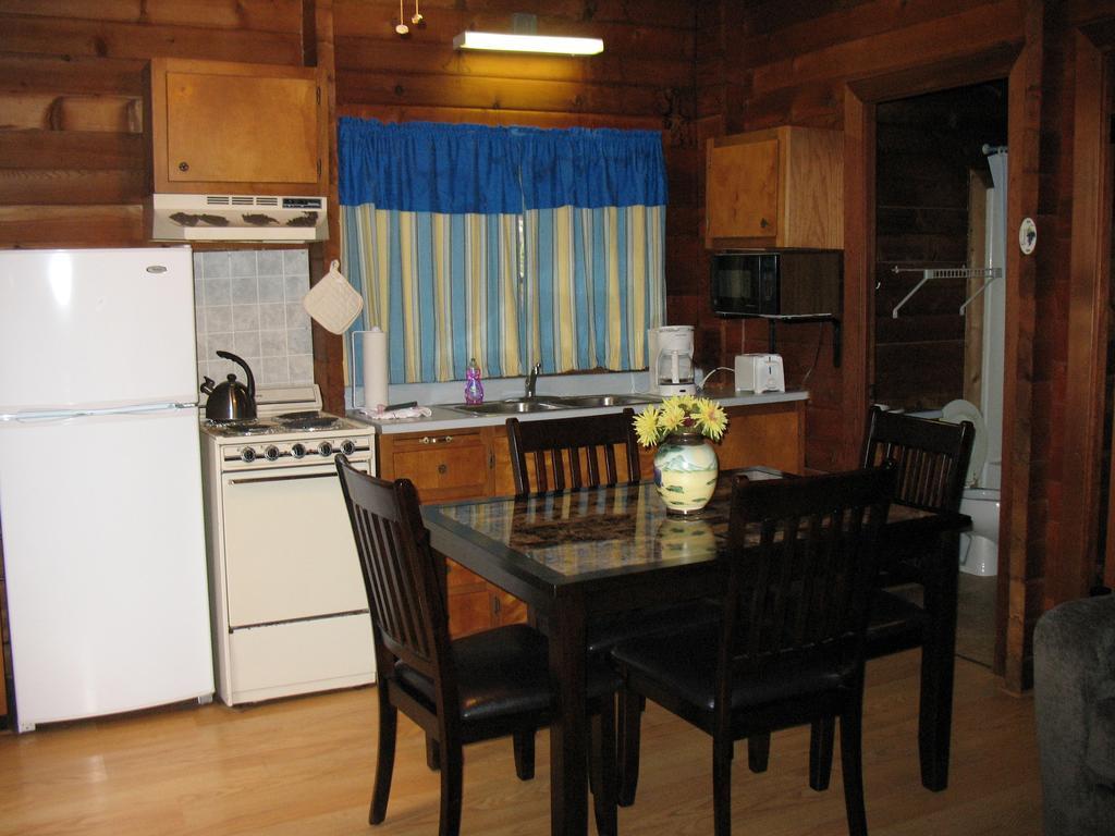 Forest Lake Camping Resort Lakefront Cabin 8 Advance Exterior foto